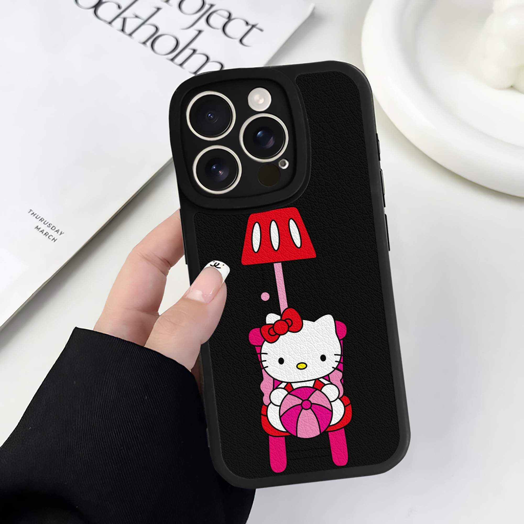 （画像用） Hello Kitty ハローキティ 【iPhone 16シリーズ対応】シリコンスマホケース（レザー調） 材質：シリコン
